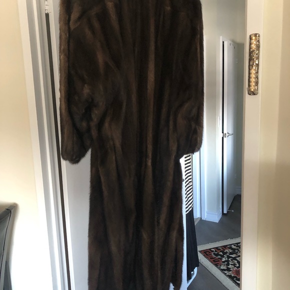 Beautiful Alfred Sung mink coat for sale in mint condition. Size 10-12 - Picture 6 of 15